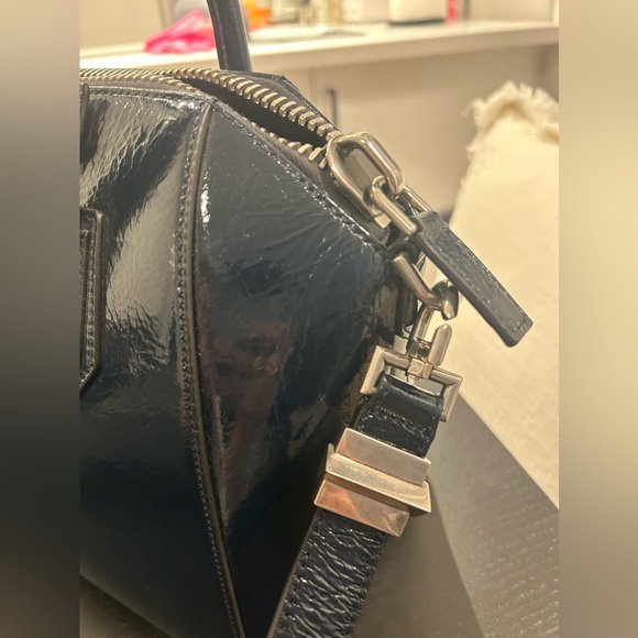 BNWT - SMALL GIVENCHY ANTIGONA - DARK NAVY TEXTURED PATENT LEATHER - Picture 4 of 5
